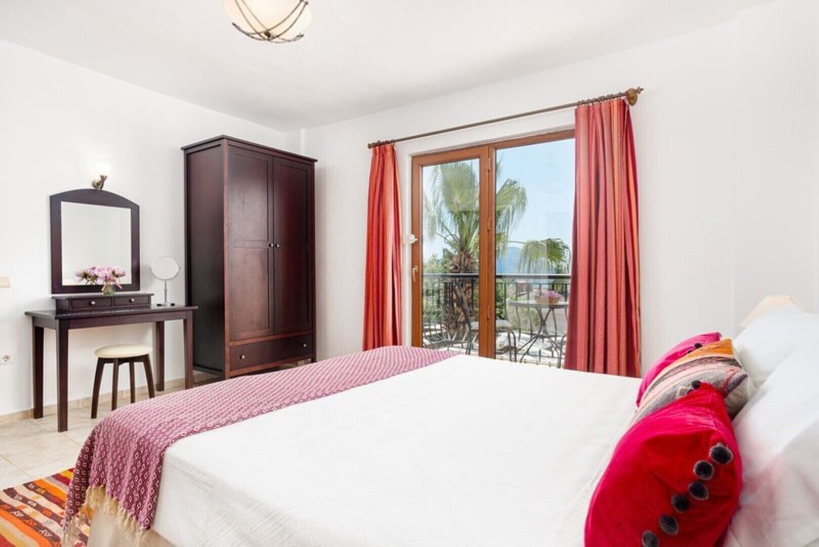 4 chambres, coffres-forts dans les chambres, fer et planche à repasser