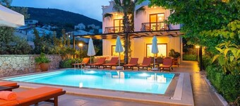 Villa Rose, Walk to Town, 3 En-suite Bedrooms, Private Pool and Secluded Gardens