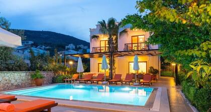 Villa Rose, Walk to Town, 3 En-suite Bedrooms, Private Pool and Secluded Gardens