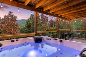 Outdoor spa tub - The Smoky Bear: View, Hot Tub, Pool & MORE! (Gatlinburg)