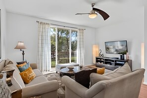 TV - Vista Cay 3BR Townhome – Near Universal & OCCC (Orlando)