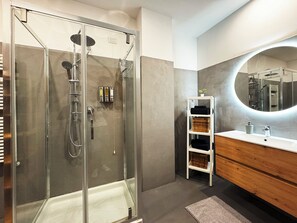 Dusche, Haartrockner, Bidet, Handtücher