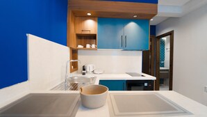 Eine moderne Küche mit blauen Schränken, einer weißen Arbeitsplatte und einem eingebauten Geschirrspüler.