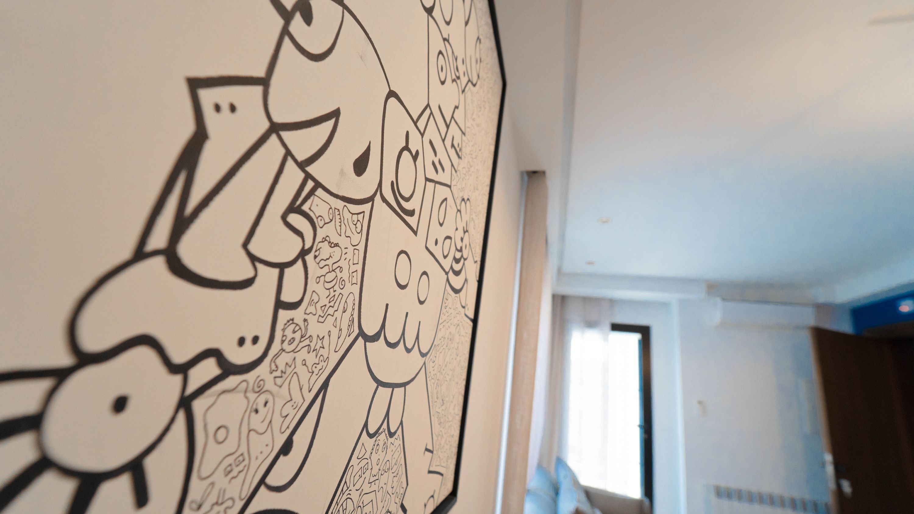 Un mur orné d’un dessin de personnage de dessin animé.