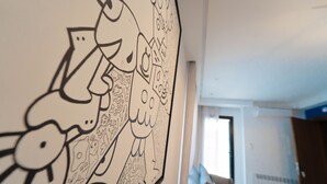 Eine Wand mit einer Zeichentrickfigur.