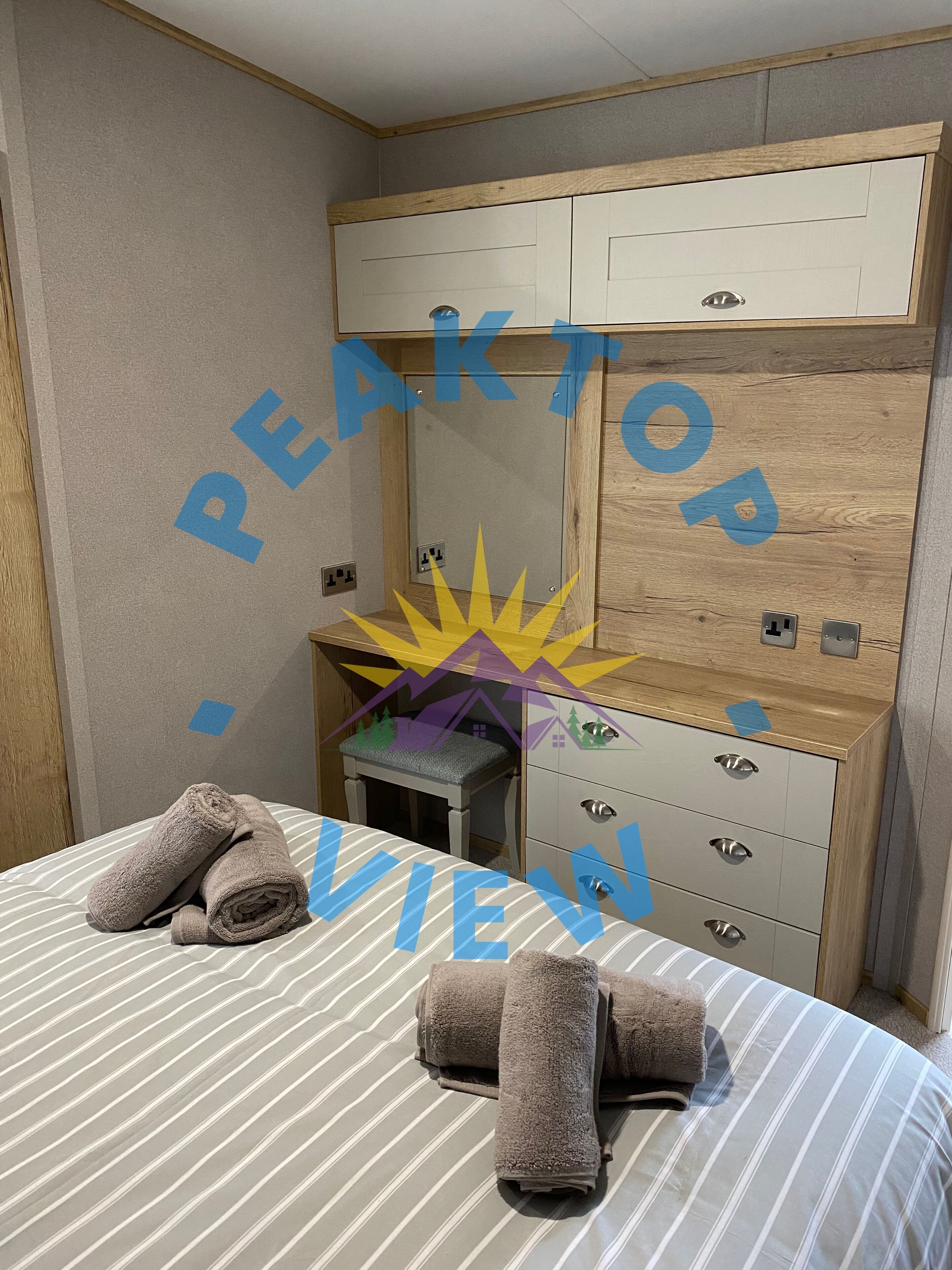Ein Schlafzimmer mit einem Bett, einem Holzschrank, einem Schreibtisch und einem Stuhl.