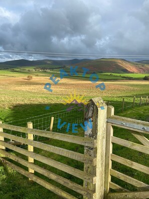 Property grounds - holidayincumbriacouk - Peaktop View, Winscales, Cumbria (with Hot Tub) (Workington)