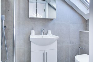 Basic-Apartment, Stadtblick | Badezimmer | Haartrockner, Handtücher, Seife, Shampoo