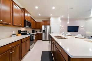 Jääkaappi, mikroaaltouuni, uuni, astianpesukone