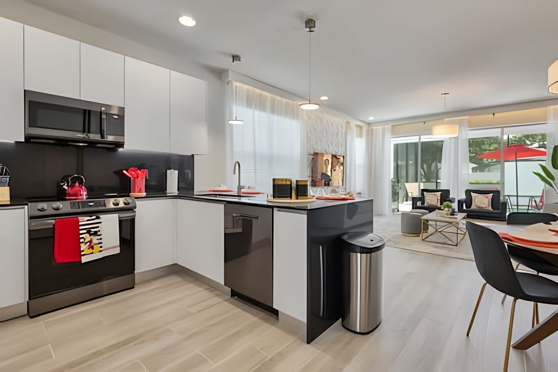 Kühlschrank, Mikrowelle, Ofen, Geschirrspüler