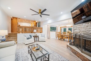 Living area - Spacious 5bd Oasis in Lakeland w/ Pool & Event Space + Full Gym (Lakeland)