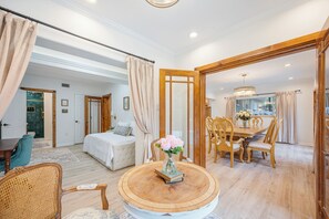 5 bedrooms, iron/ironing board, WiFi, bed sheets