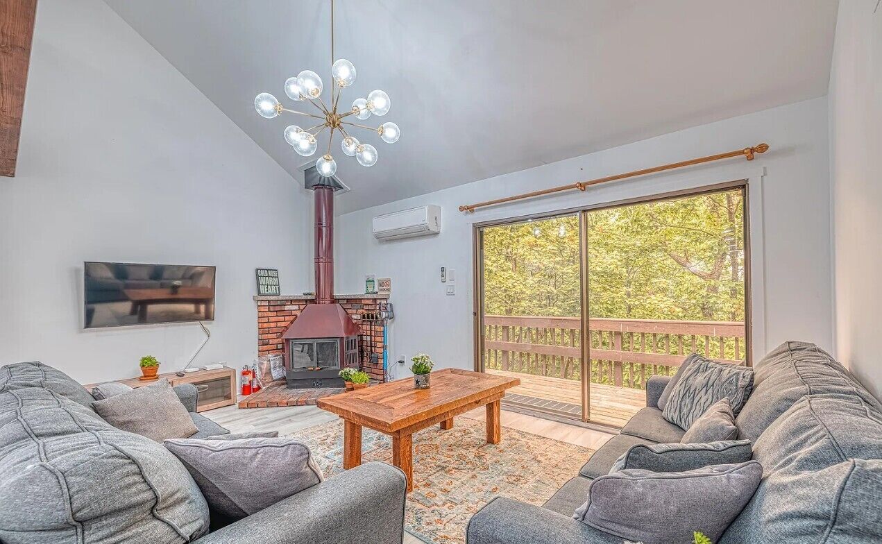 Una Smart TV, una chimenea, una mesa de tenis de mesa