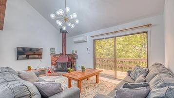 Smart TV, fireplace, table tennis, stereo