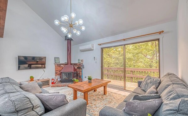 Älytelevisio, takka, pöytätennispöytä, stereot