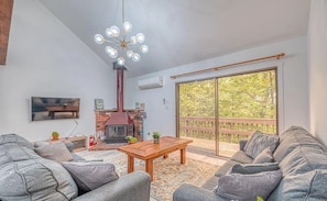 Smart TV, chimenea, tenis de mesa y estéreo