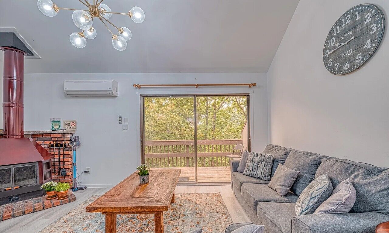 TV connectée, cheminée, table de tennis de table, chaîne hi-fi