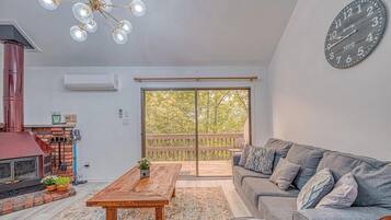 Una Smart TV, una chimenea, una mesa de tenis de mesa