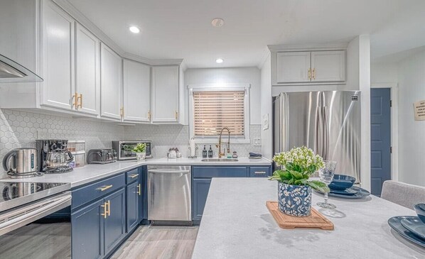 Een koelkast, een magnetron, een oven, een kookplaat