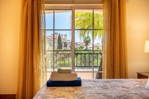 3 Schlafzimmer, Schreibtisch, Bügeleisen/Bügelbrett, Reisekinderbett