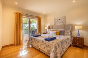 3 Schlafzimmer, Schreibtisch, Bügeleisen/Bügelbrett, Reisekinderbett