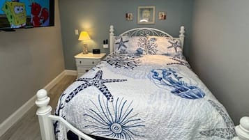 3 quartos, escrivaninha, ferros/tábuas de passar roupa, berço de viagem