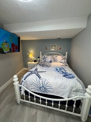 3 quartos, escrivaninha, ferros/tábuas de passar roupa, berço de viagem