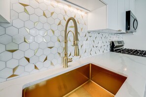 Private kitchen - Spacious 2BR Apartment, 10 min to Time Square! (Weehawken Township)