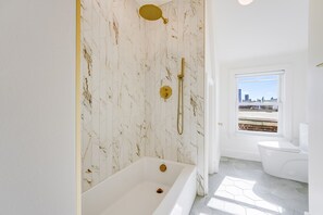 Hair dryer, towels, soap, toilet paper - Spacious 2BR Apartment, 10 min to Time Square! (Weehawken Township)