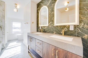 Hair dryer, towels, soap, toilet paper - Spacious 2BR Apartment, 10 min to Time Square! (Weehawken Township)