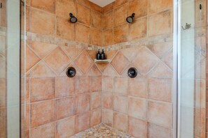 Shower, eco-friendly toiletries - Victorian Ranch, Two Houses, Sleeps 30! 11 Bedrooms, 7 Baths, Tennis/Pickle Ball (Paso Robles)
