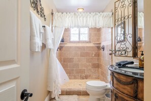 Shower, eco-friendly toiletries - Victorian Ranch, Two Houses, Sleeps 30! 11 Bedrooms, 7 Baths, Tennis/Pickle Ball (Paso Robles)