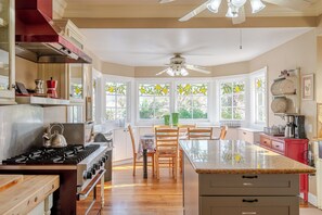 Trona infantil y productos de limpieza ecológicos