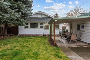 Outdoor dining - Cozy CDA Cottage | Pet Friendly + Near Beach (Coeur d'Alene)