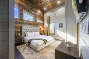 6 bedrooms, WiFi - Rich Carlton · Sleeps 27! Hot Tub, Shuffleboard & 4 King En-Suites (Broken Bow)