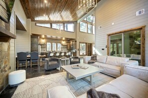 TV, fireplace - Rich Carlton · Sleeps 27! Hot Tub, Shuffleboard & 4 King En-Suites (Broken Bow)