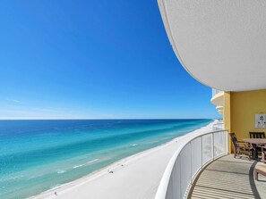 Un balcón con vista a la playa y el océano.