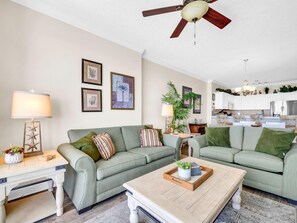 Apartment, Mehrere Betten (Emerald Isle 1406) | Wohnbereich