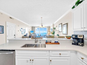 Apartment, Mehrere Betten (Emerald Isle 1406) | Eigene Küche | Ofen, Toaster, Kochgeschirr/Geschirr/Besteck