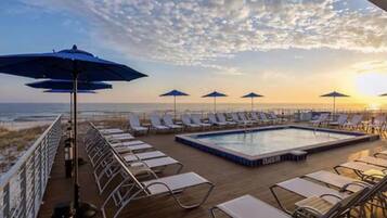 Alberca al aire libre y alberca climatizada