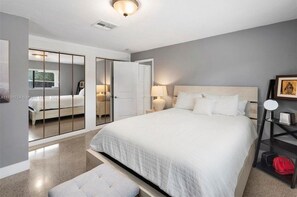 4 bedrooms, iron/ironing board, WiFi, bed sheets - Waterfront Paradise with Pool + Dock on Las Olas (Fort Lauderdale)