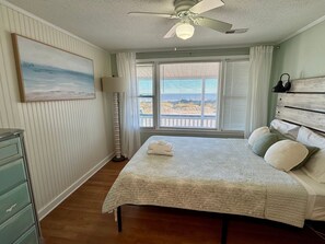 4 bedrooms, desk, WiFi, bed sheets