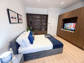 1 bedroom, iron/ironing board, travel cot, free WiFi - NEW Studio flat in St John’s Wood w/ Free WiFi near Regents Park & Marylebone (London)
