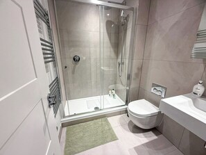 Shower, hair dryer, towels, soap - NEW Studio flat in St John’s Wood w/ Free WiFi near Regents Park & Marylebone (London)