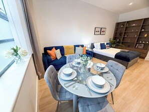 Dining - NEW Studio flat in St John’s Wood w/ Free WiFi near Regents Park & Marylebone (London)