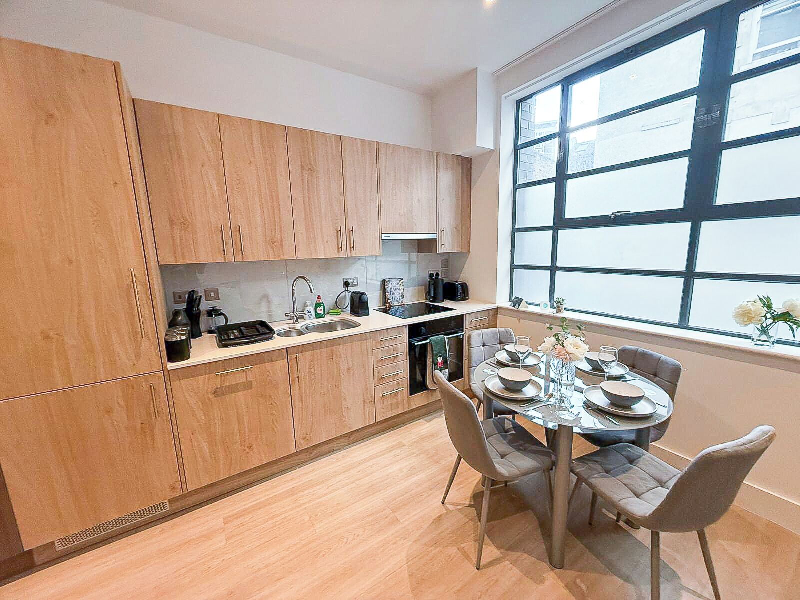 Kjøleskap, ovn, kokeplater og oppvaskmaskin