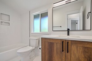 Regadera, secadora de cabello, toallas, jabón 