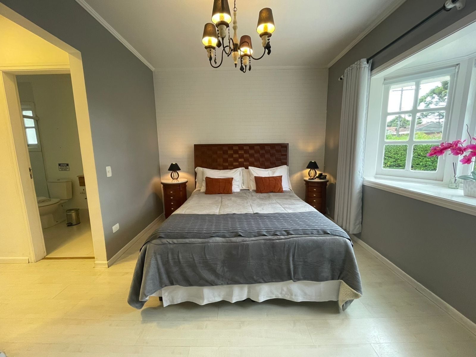 Deluxe tweepersoonskamer, uitzicht op de stad | Een kluis op de kamer, verduisterende gordijnen, gratis wifi