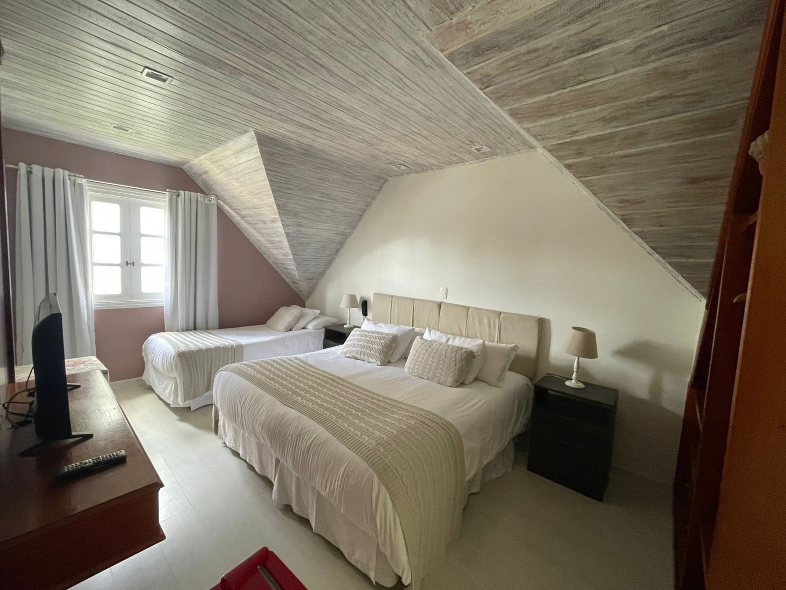 Driepersoonskamer, uitzicht op de binnenplaats | Een kluis op de kamer, verduisterende gordijnen, gratis wifi