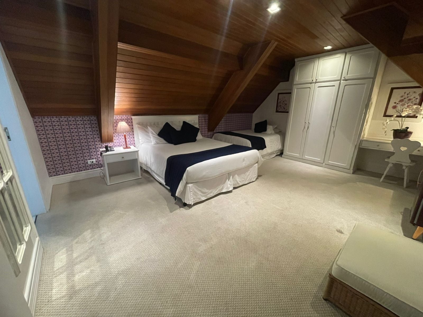 Luxe driepersoonskamer, uitzicht op de binnenplaats | Een kluis op de kamer, verduisterende gordijnen, gratis wifi